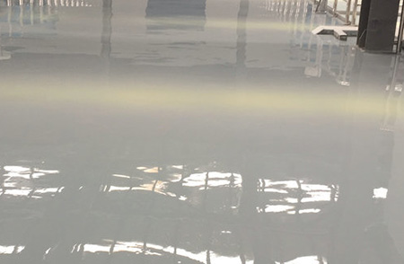 做自流平地坪漆遇到漆膜開裂的情況怎么處理？